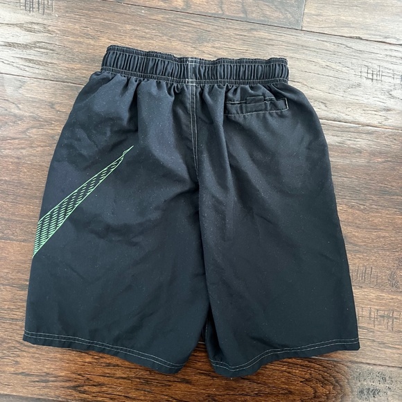 Nike Boy‘s Swim Trunks Sz Large With Mesh Lining - Picture 2 of 7
